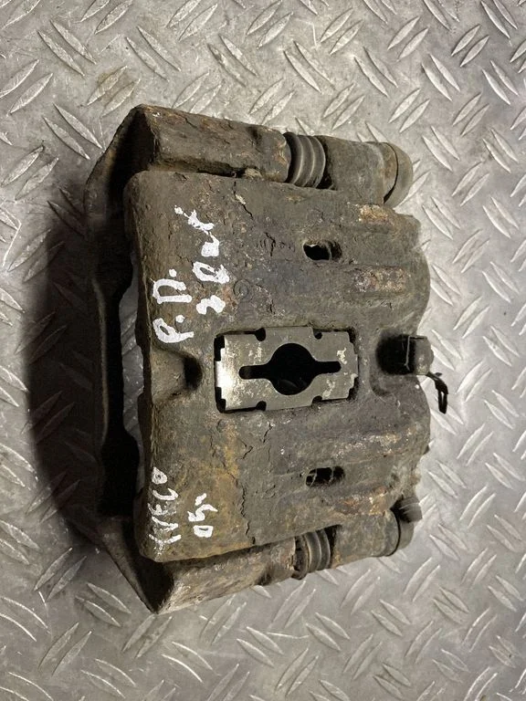 Front brake caliper – front right