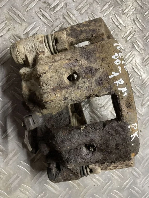 Front brake caliper – front left