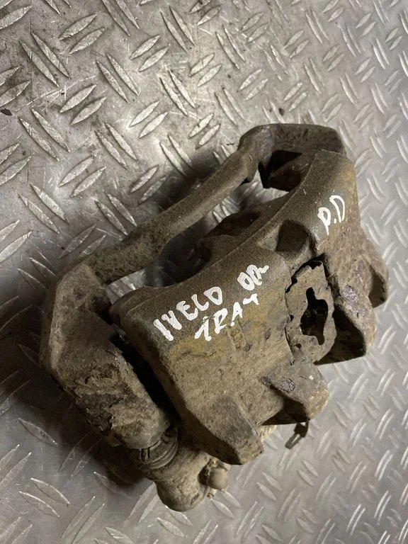 Front brake caliper – front right