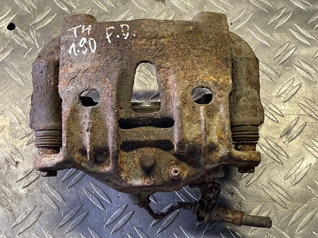 Front brake caliper – front right