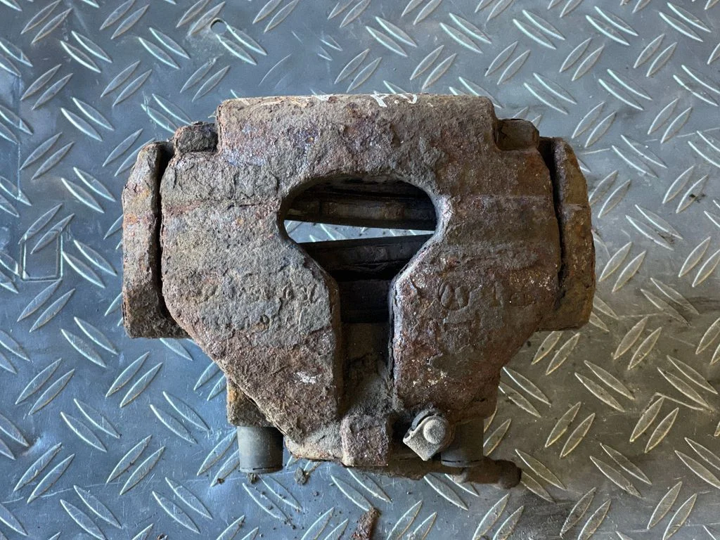 Front brake caliper – front right