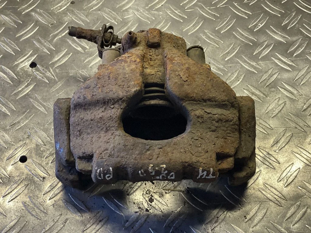 Front brake caliper – front right