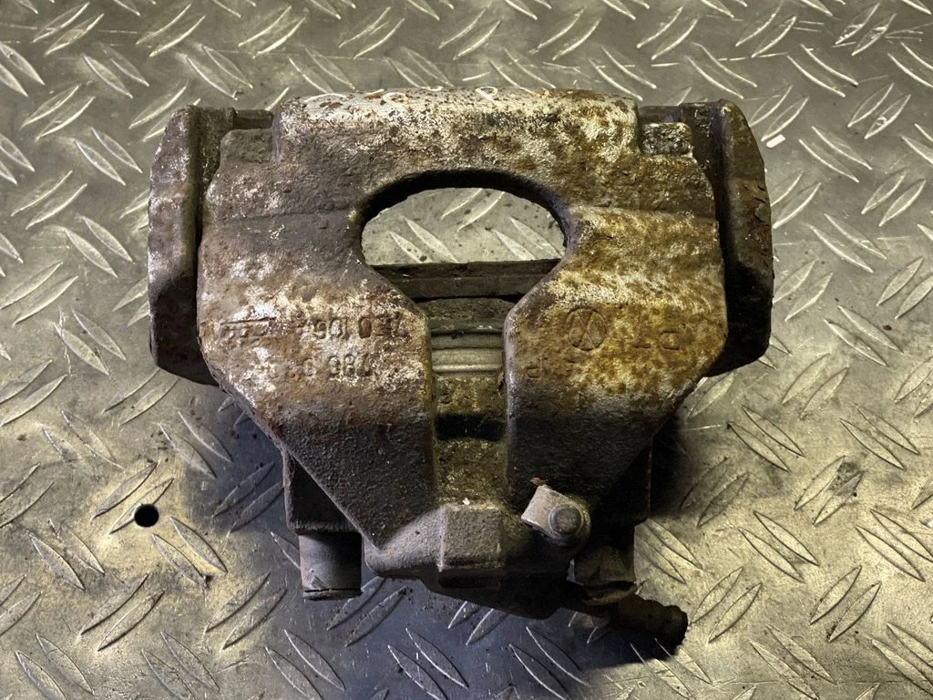 Front brake caliper – front right