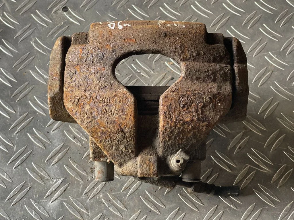 Front brake caliper – front right