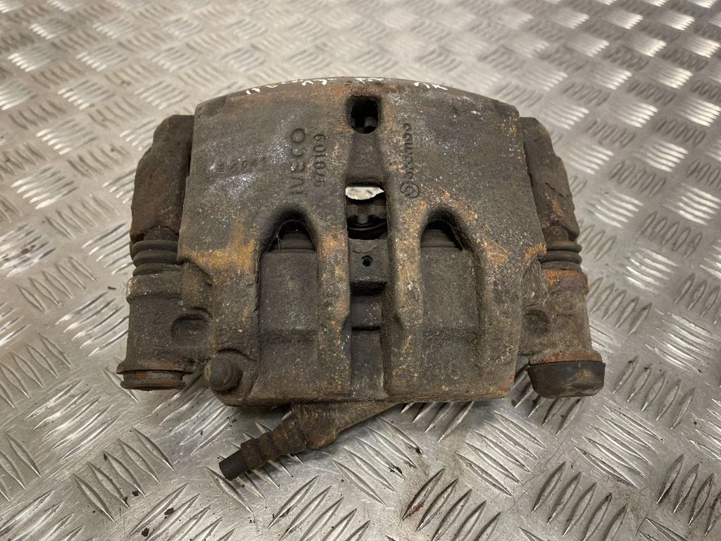 Front brake caliper – front right