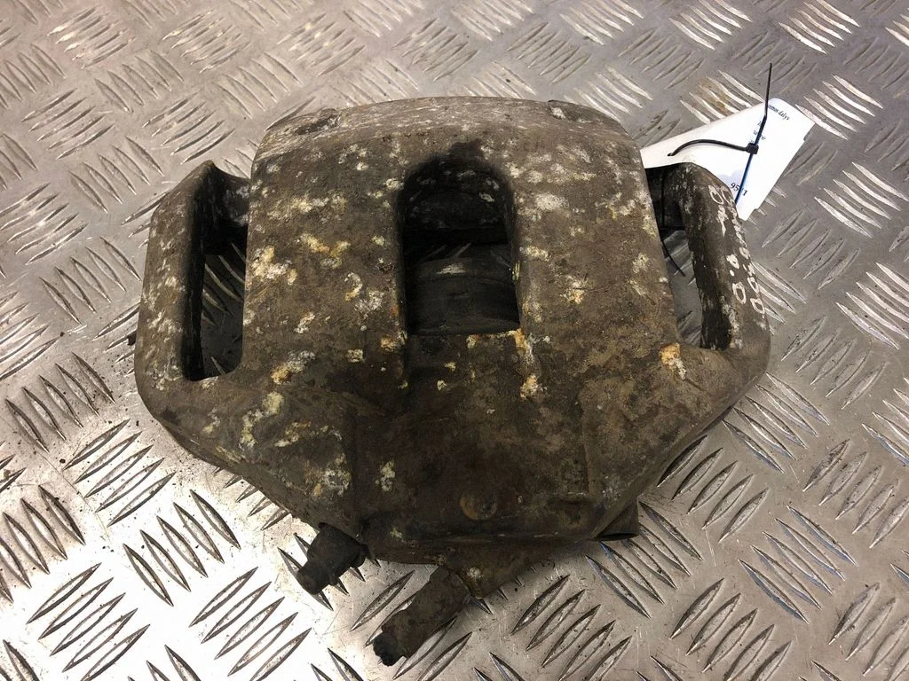 Front brake caliper – front right