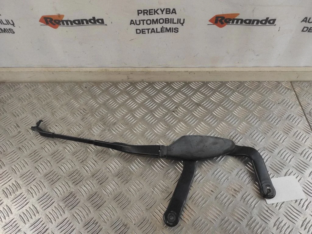 Front wiper blade arm