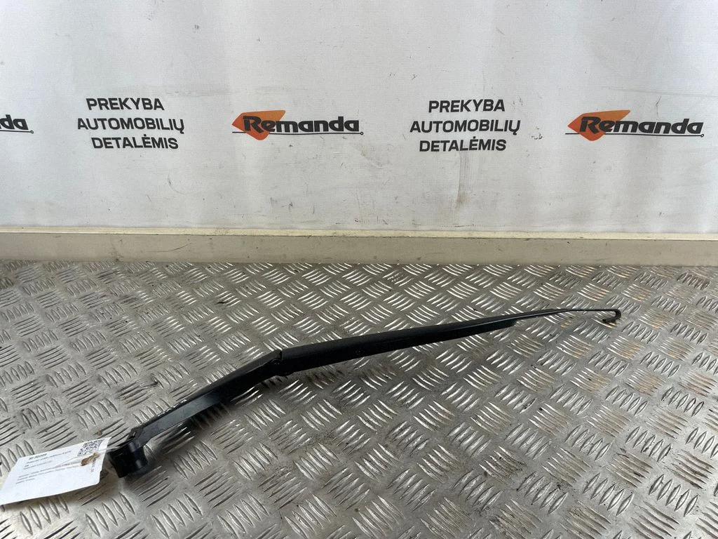 Front wiper blade arm