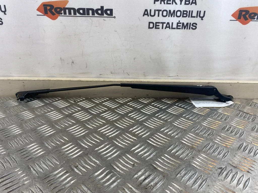 Priekinio stiklo valytuvų kojelė