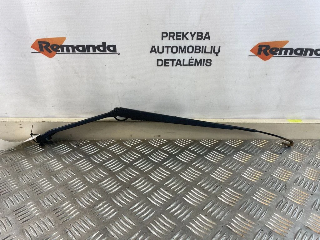 Front wiper blade arm – front left