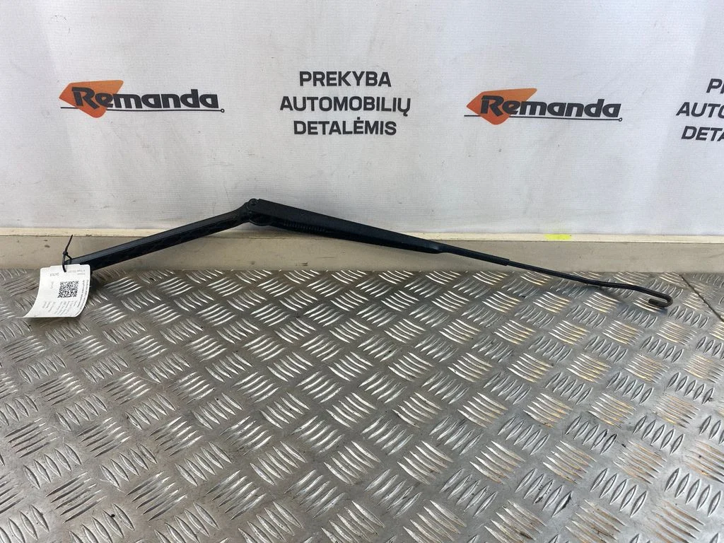 Front wiper blade arm – front right