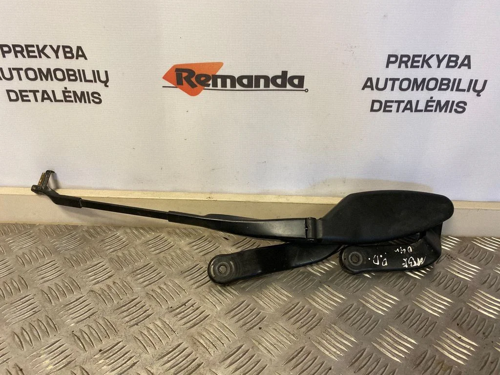 Front wiper blade arm A2118200444