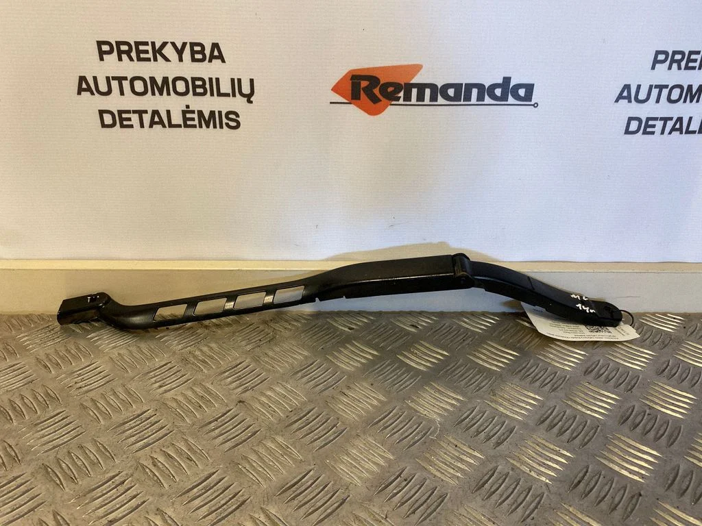 Front wiper blade arm A1668200240