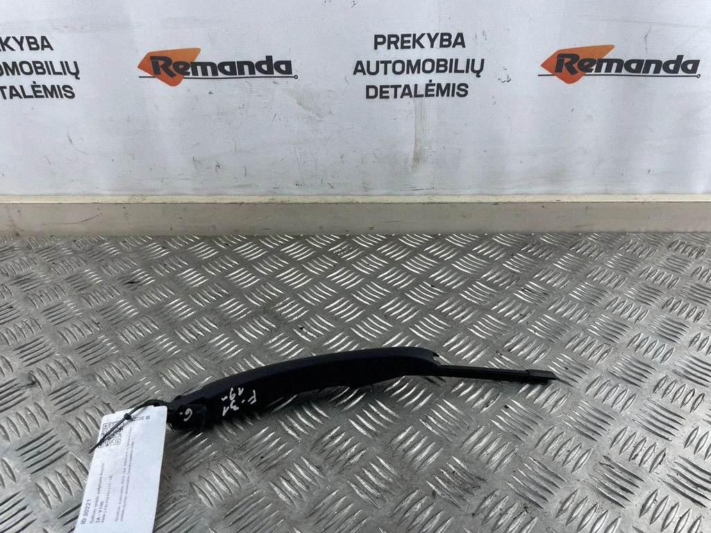 Rear wiper blade arm