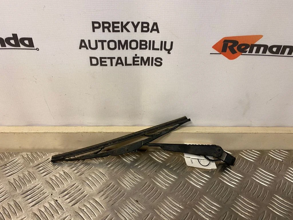 Aizmugurējā stikla tīrītāja svira