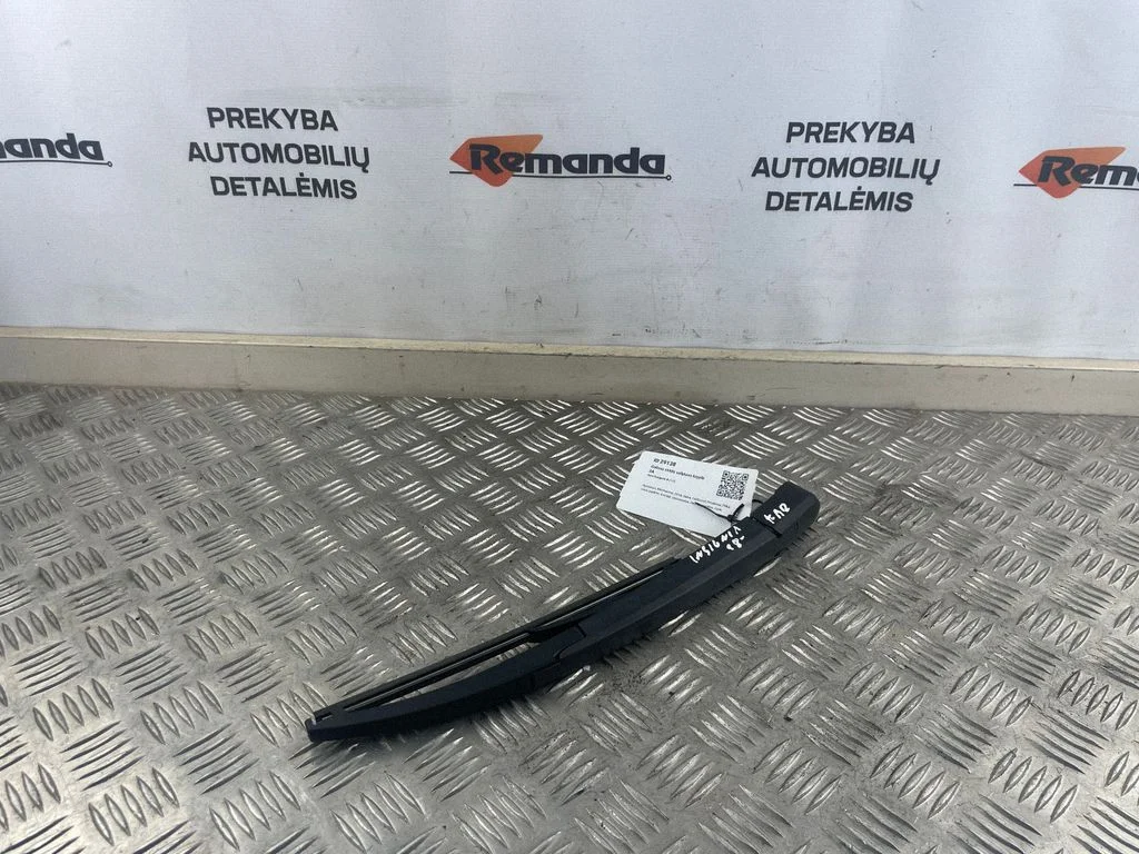 Rear wiper blade arm