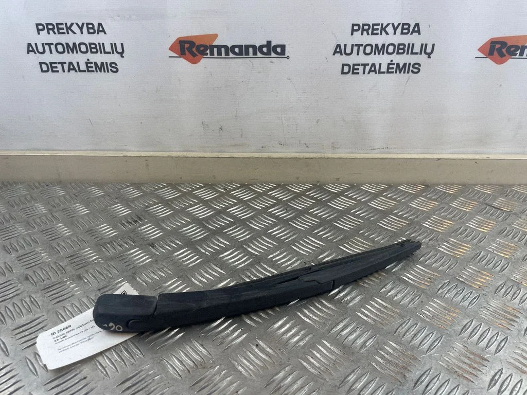 Aizmugurējā stikla tīrītāja svira
