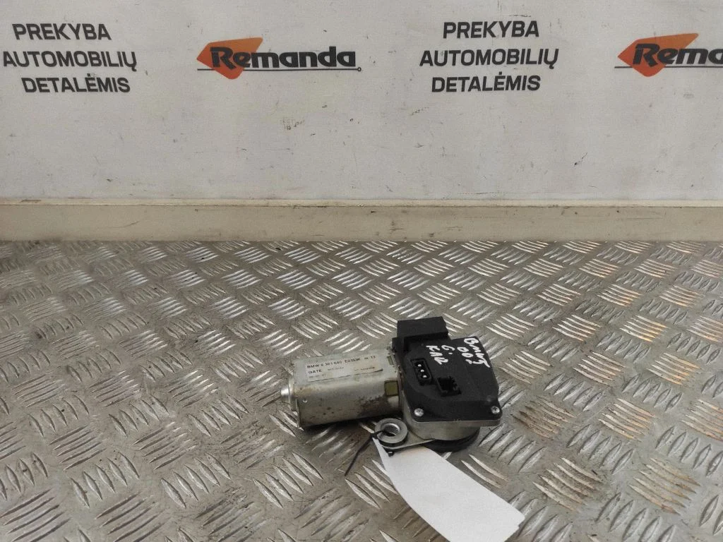 Aizmugurējā stikla tīrītāja motoriņš 8361640