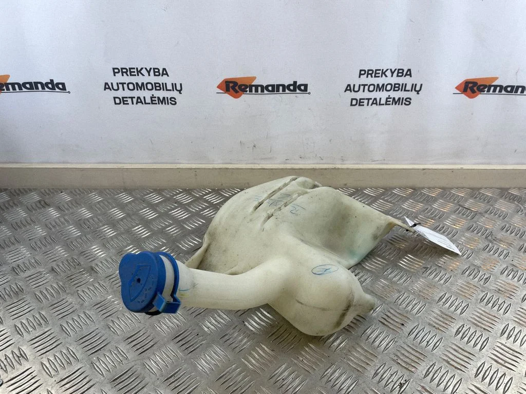 Logu mazgāšanas šķidruma tvertne CN1517618AA