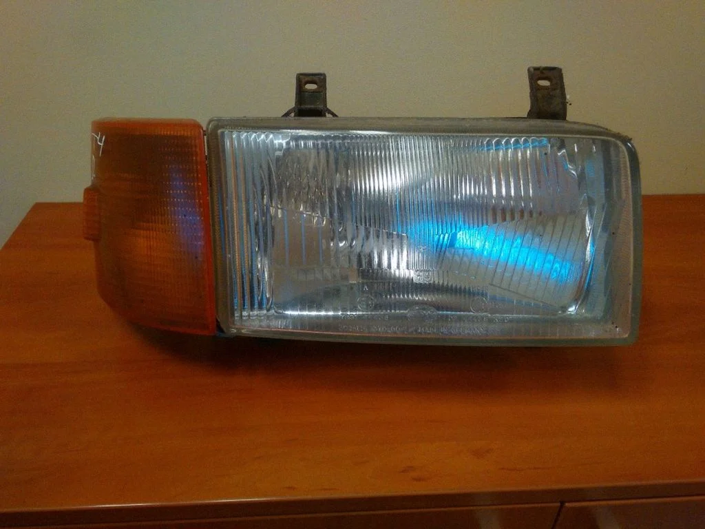Headlight/headlamp – right