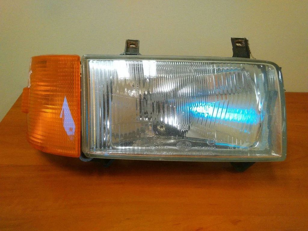 Headlight/headlamp – right