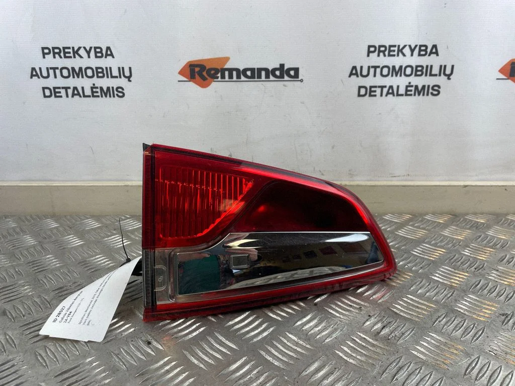 Aizmugurējais lukturis bagāžnieka vākā CN15N224A37AB