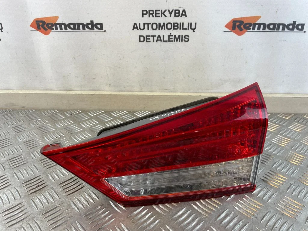 Aizmugurējais lukturis bagāžnieka vākā 924041K0