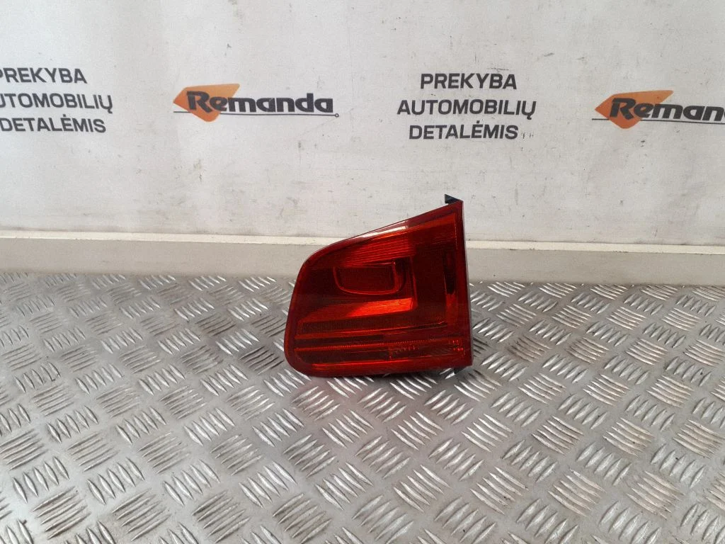 Aizmugurējais lukturis bagāžnieka vākā 5N0945310