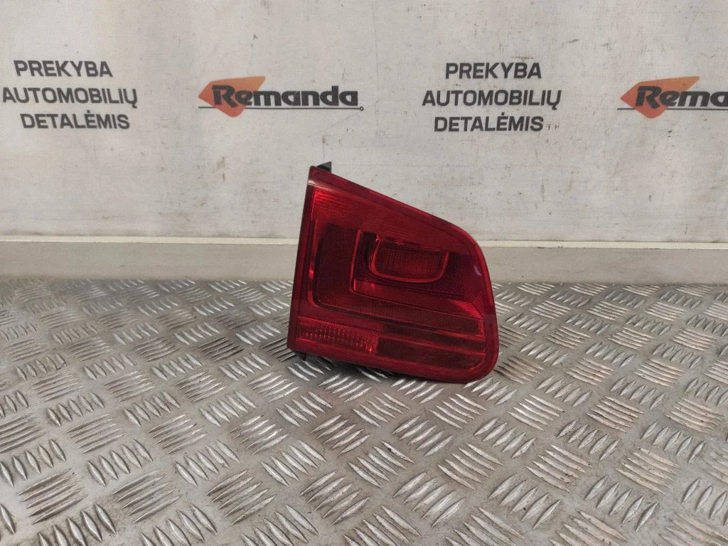 Aizmugurējais lukturis bagāžnieka vākā 5N0945309
