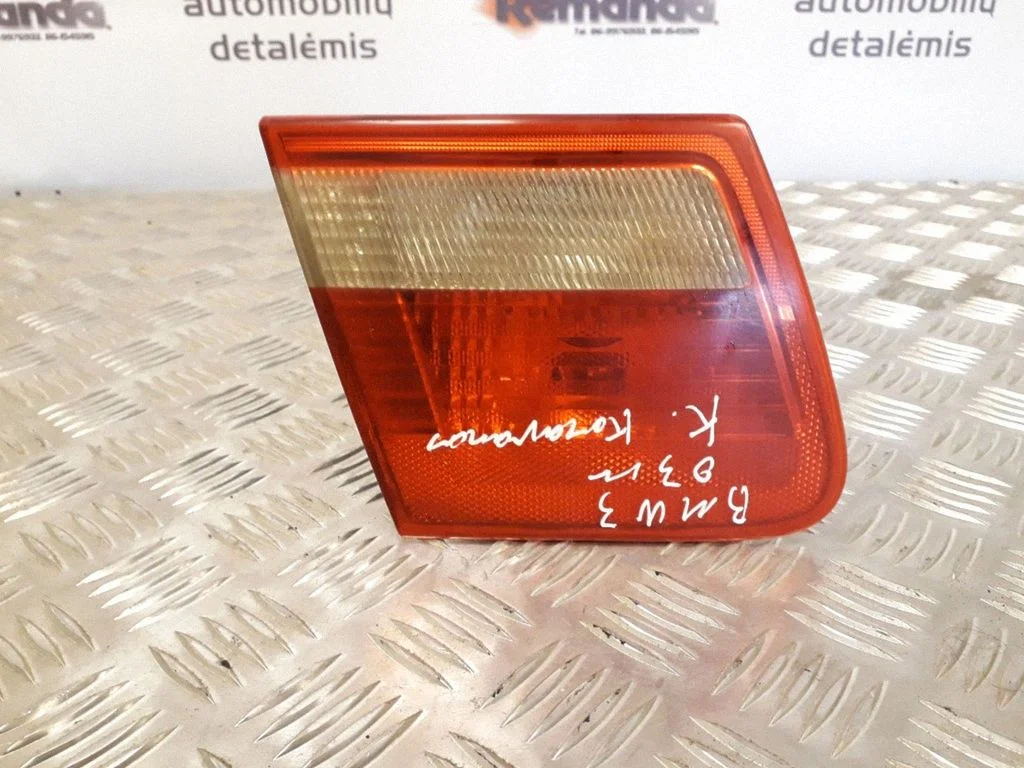 Aizmugurējais lukturis bagāžnieka vākā – kreisā