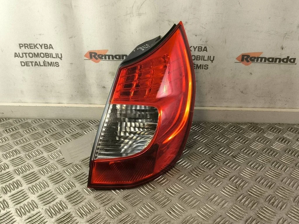 Aizmugurējais lukturis virsbūvē 2SK0094670237
