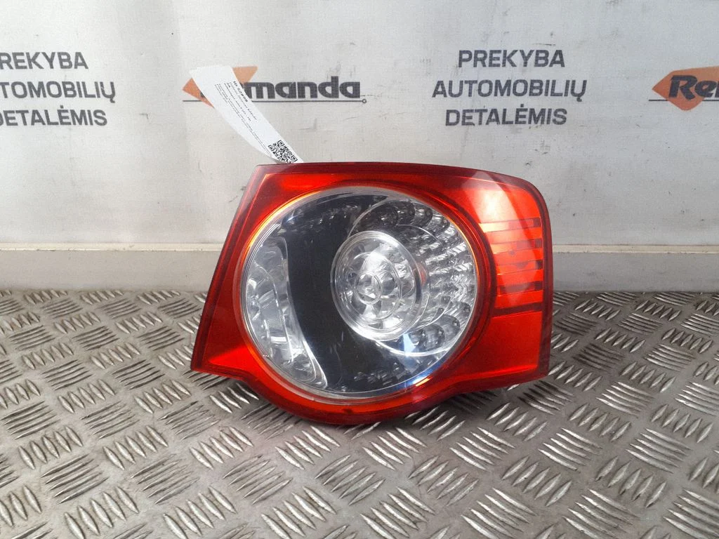 Aizmugurējais lukturis virsbūvē 1K5945096G