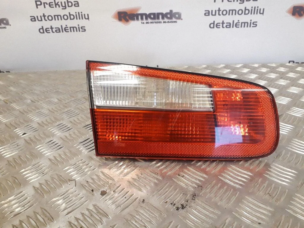 Aizmugurējais lukturis bagāžnieka vākā – Renault Laguna II (2001-2007), kreisā