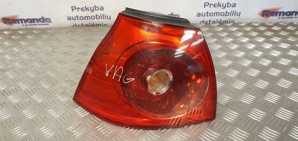 Aizmugurējais lukturis virsbūvē 1K6945095E