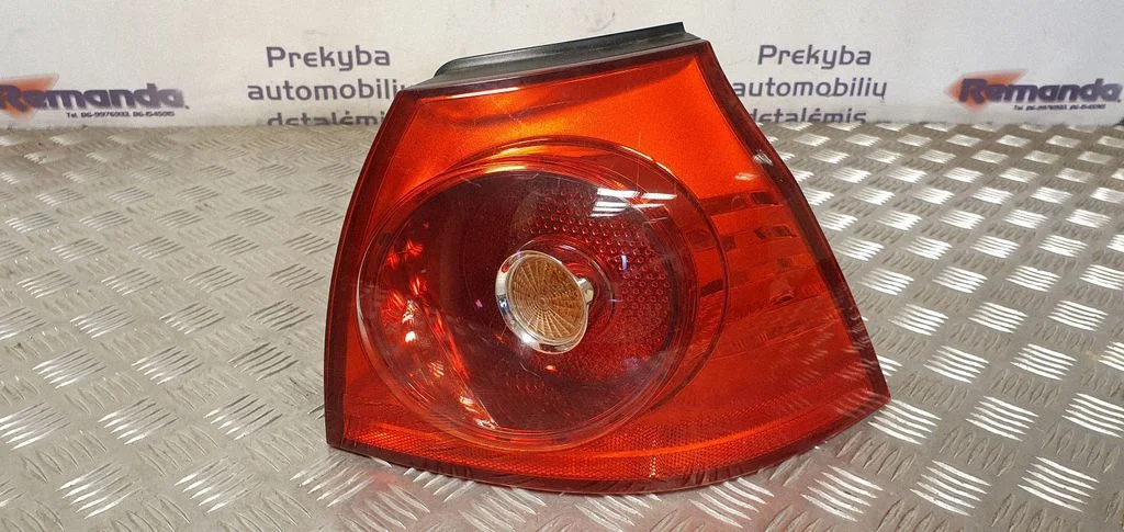 Aizmugurējais lukturis virsbūvē – aizmugurējā labā