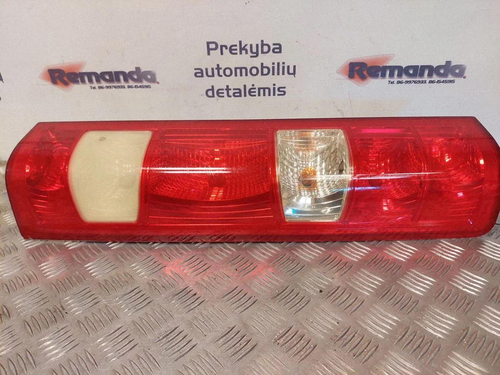 Aizmugurējais lukturis virsbūvē – aizmugurējā labā