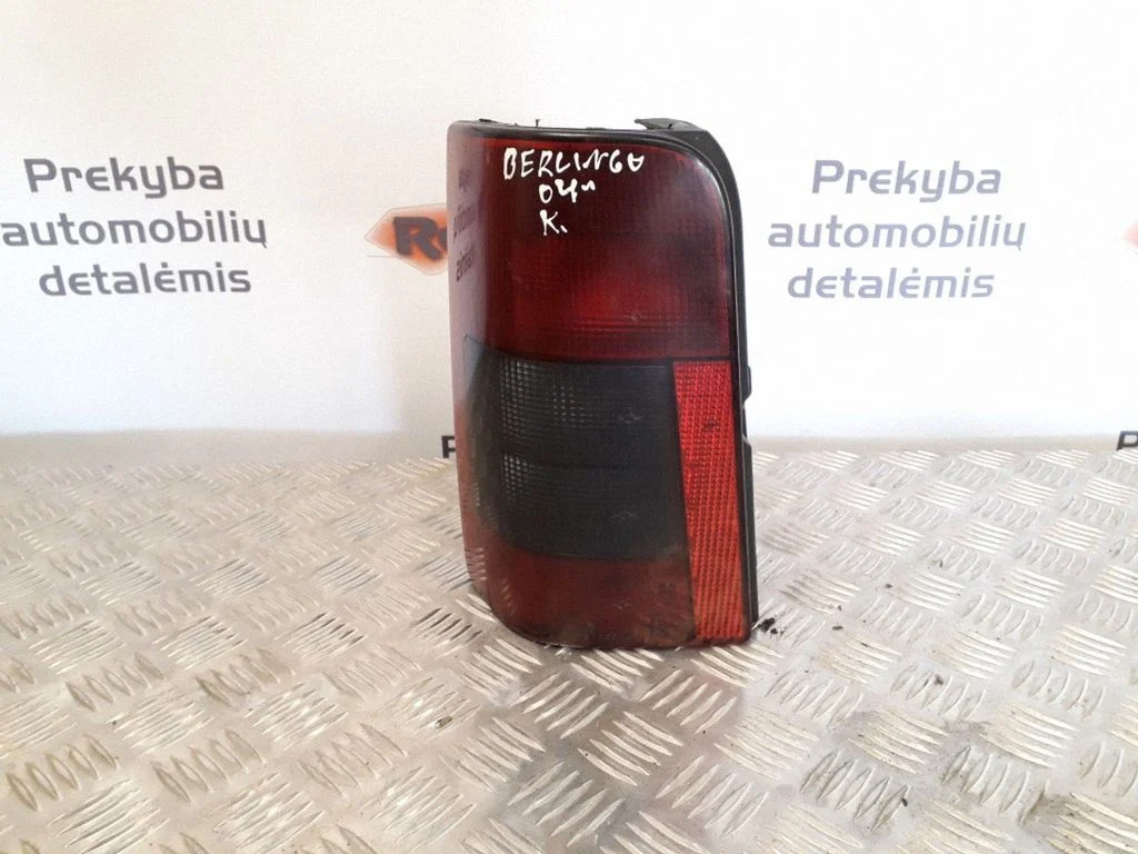 Aizmugurējais lukturis virsbūvē – kreisā