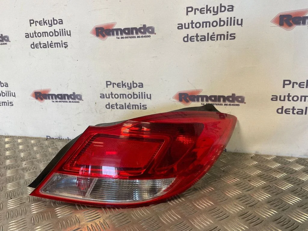 Aizmugurējais lukturis virsbūvē – aizmugurējā labā