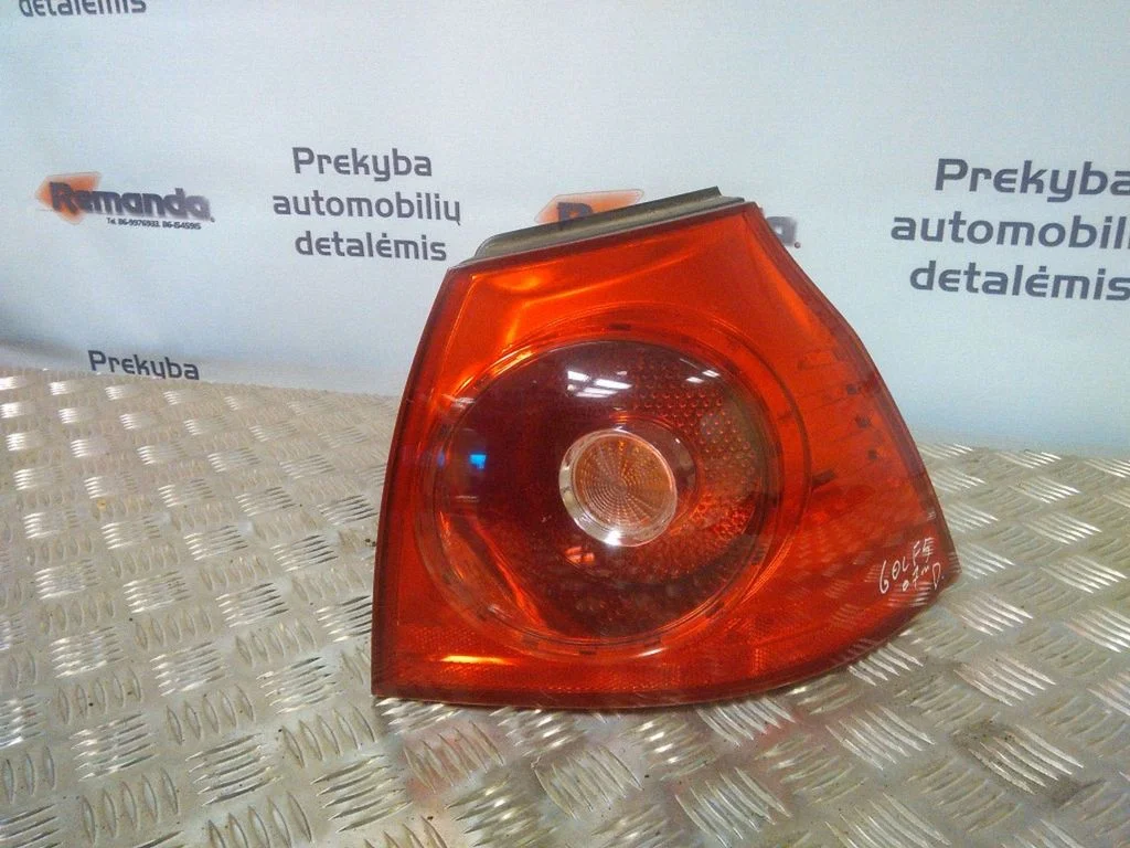 Aizmugurējais lukturis virsbūvē 1K6945096N