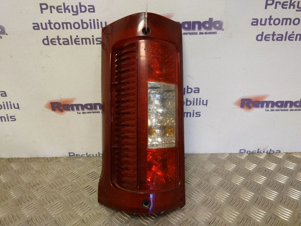Aizmugurējais lukturis virsbūvē 085501932