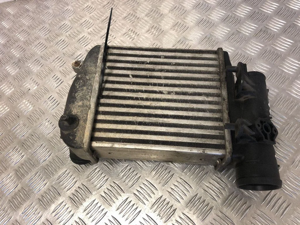 Starpdzesētāja (interkūlera) radiators 4F0145805F
