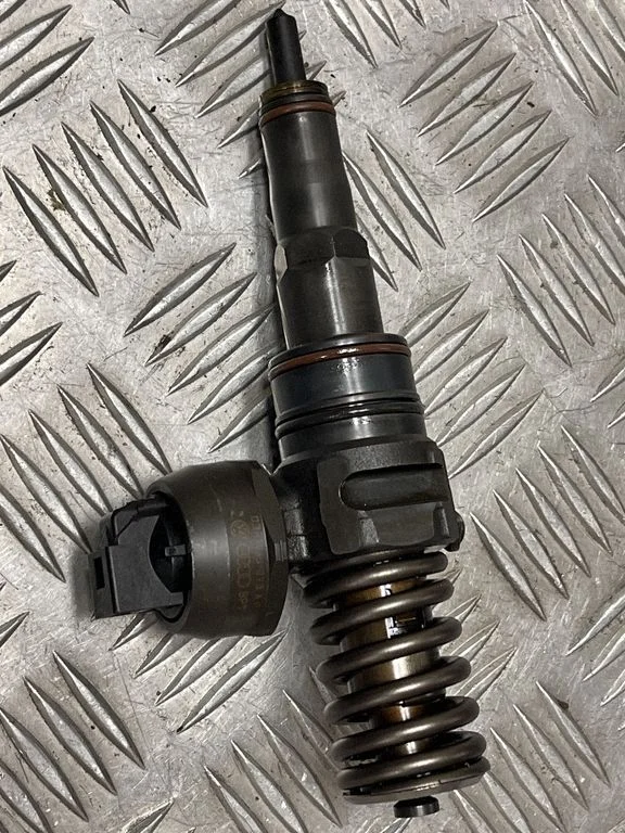 Sprausla (-as) (inžektors (-i)) 038130073AG