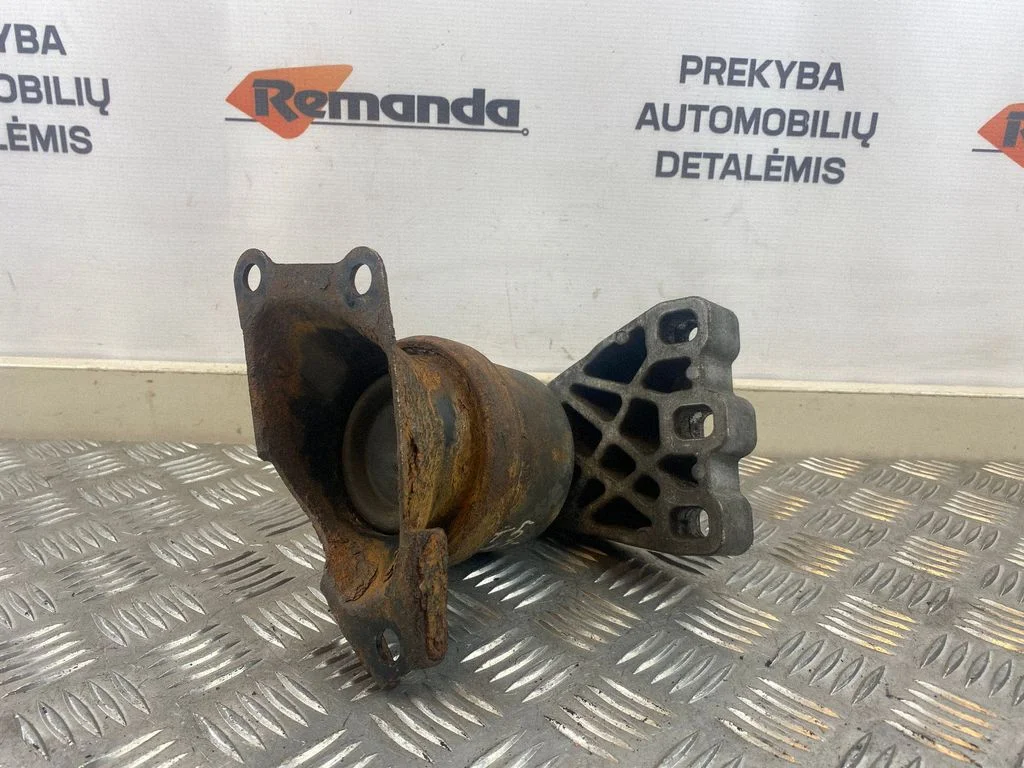 Engine mount bracket 210521