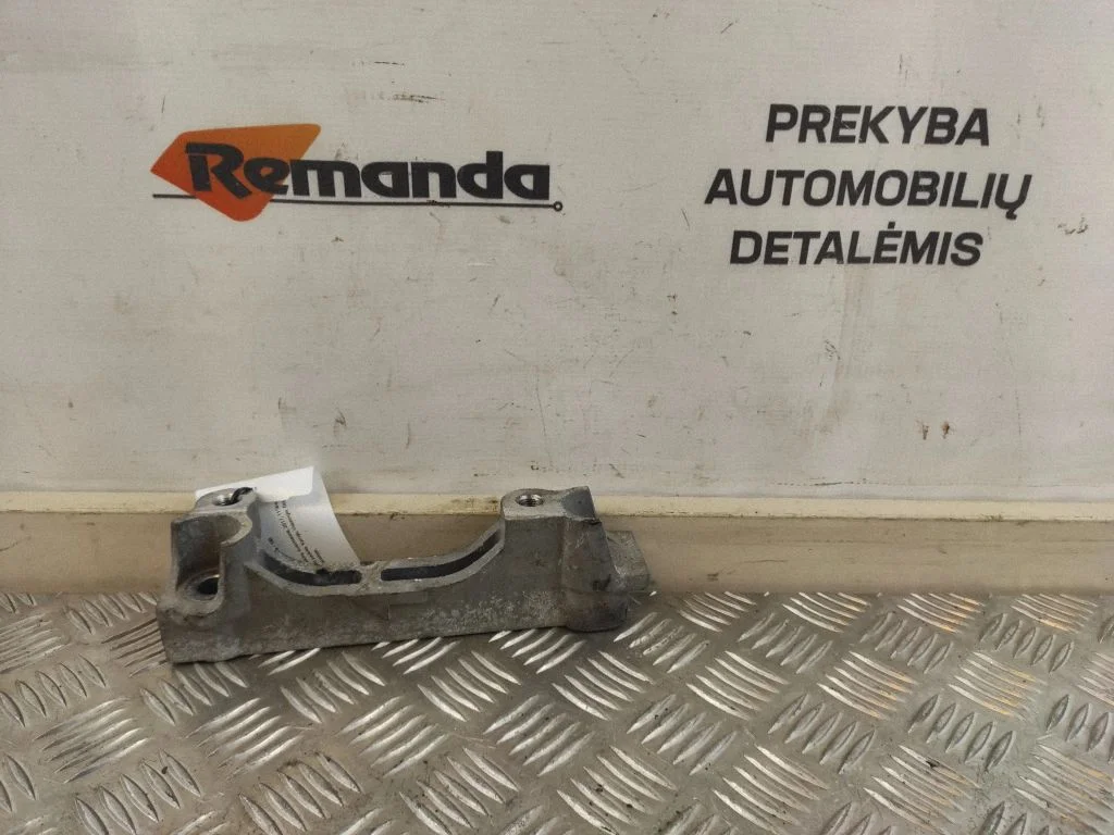 Engine mounting bracket – front right