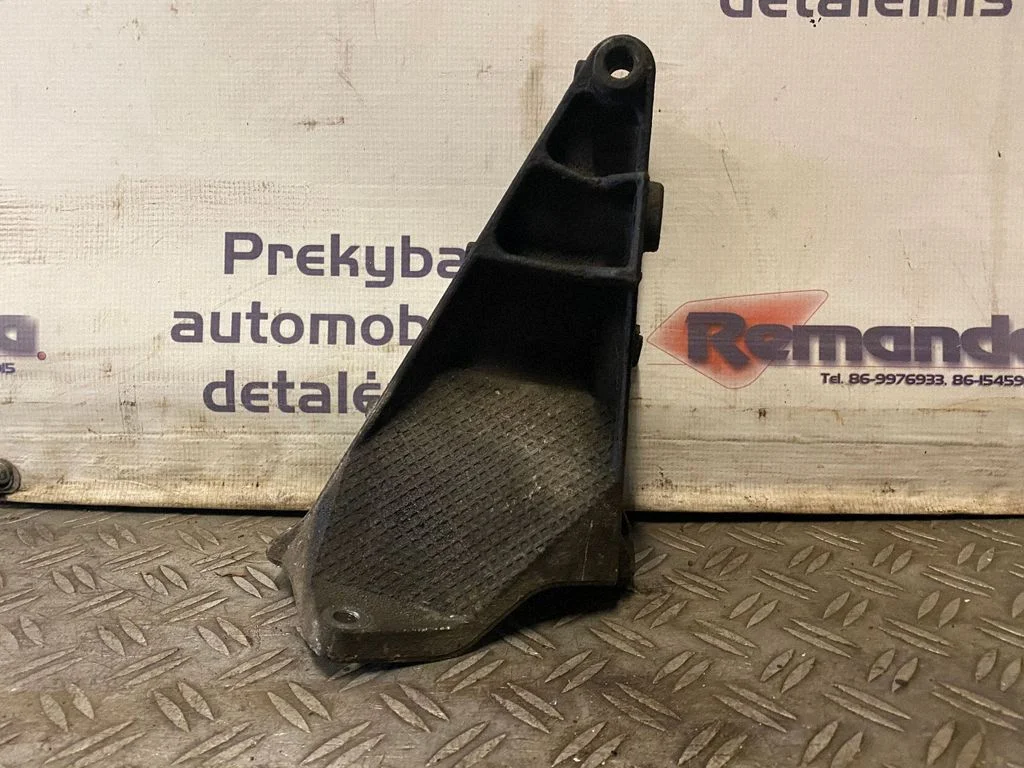 Engine mounting bracket 7E0199343