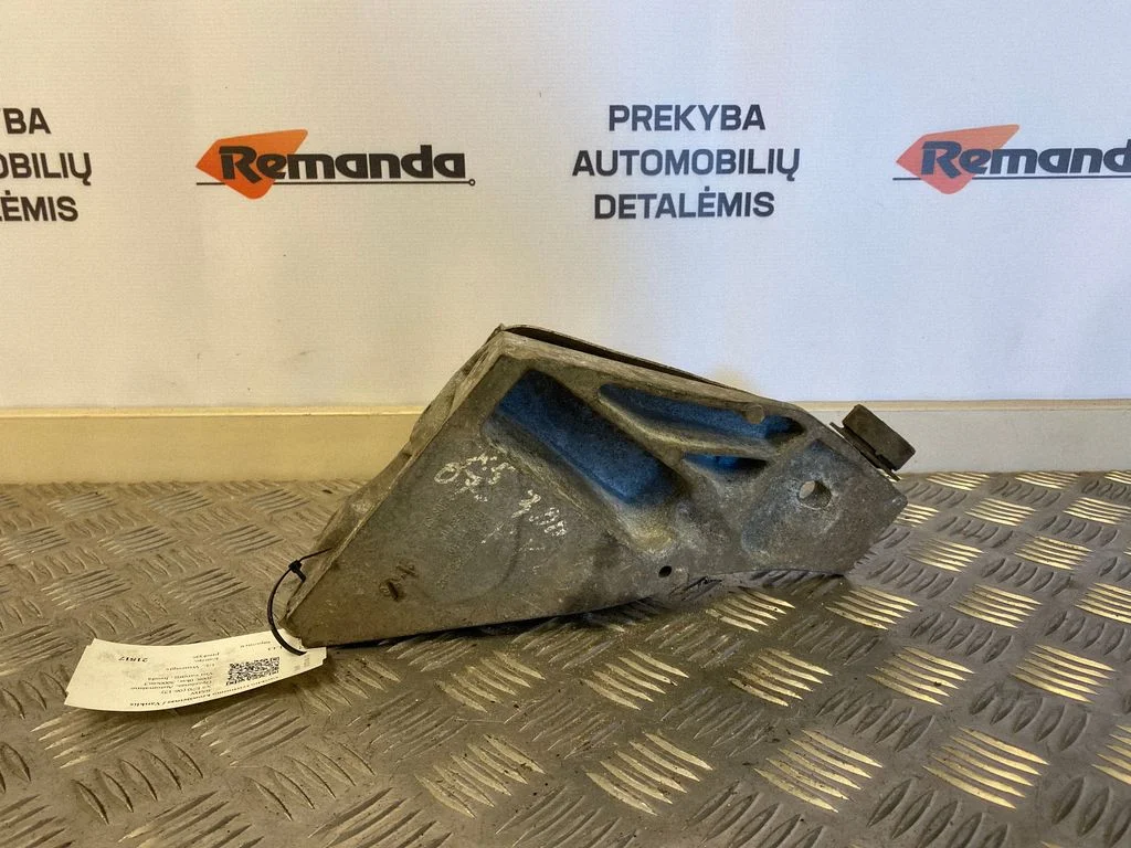 Wspornik silnika 22116772680