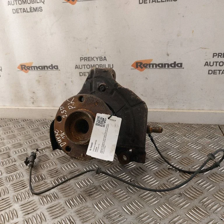 Front wheel hub spindle knuckle C560