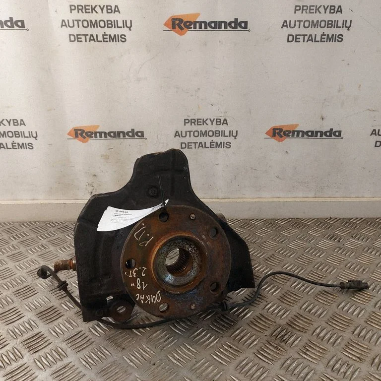 Front wheel hub spindle knuckle C560