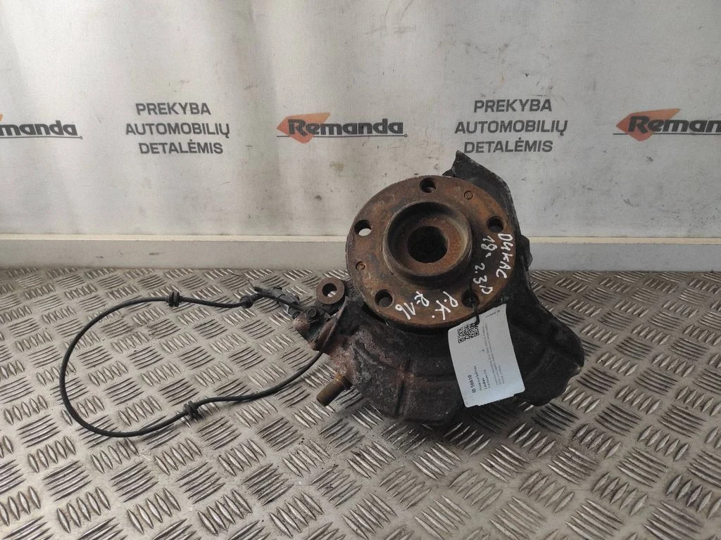 Front wheel hub spindle knuckle C560