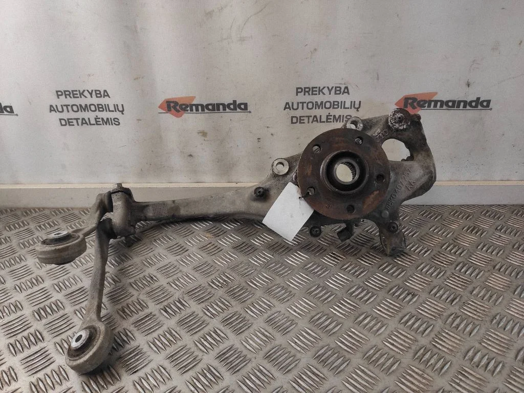 Priekšējais rumbas turētājs (šarnīra dakša) 8K0407257